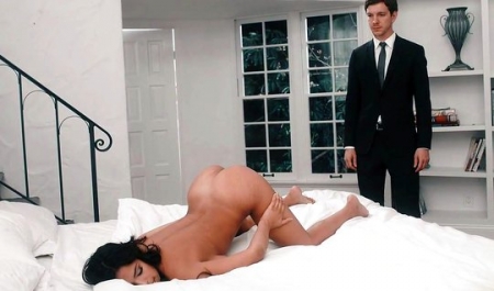 Влиятельный босс жестко овладел юной служанкой на вилле как своей шлюхой! Лучшая HD порнуха