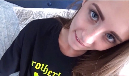 Озабоченная простушка жаждет хуй брата: дикий инцест трах в HD!