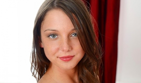 Ревнивая секси-красотка мчится к парню сломя голову: не трахни другую! Горячее HD порно