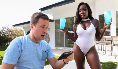 Пышногрудая негритянка трахает белоснежного сына зрелого бойфренда! Лучшее HD порно