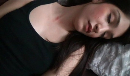 Пьяный батя жестко трахает спящую дочь — Горячий инцест в HD!