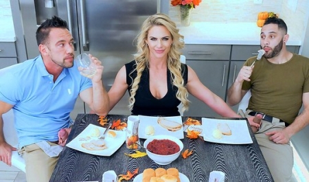 Сочная мамка стонет под пасынком и его дружком — Жесткий тройник в HD!