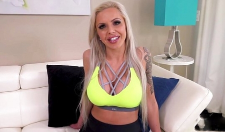 Зрелая мамка на отдыхе подцепила мощного ебаря: жесткий трах в HD топ!