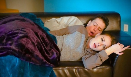 Порочная сестра-извращенка ночью прижалась мокрой киской к твердому члену брата! Топ HD порно