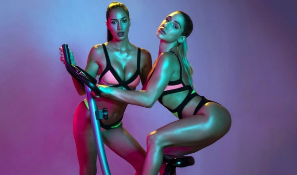 Две горячие лесбиянки трахаются в спортзале до оргазма! Лучшее лесби порно HD