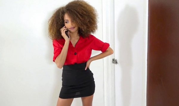 Сексуальная негритянка трахается с соседом за ремонт: жаркое межрасовое порно в HD!