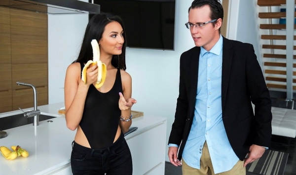 Похотливая сеструха без тормозов предлагает брату жаркий секс! Топ HD порнуха