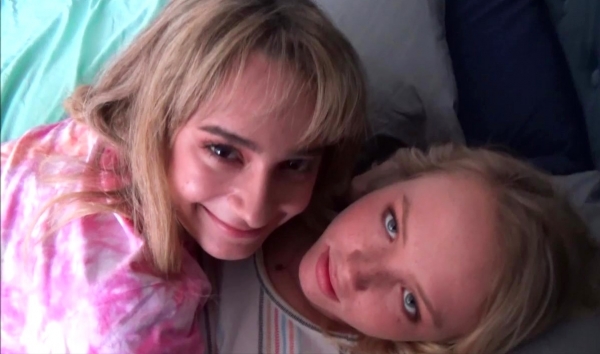 Две похотливые сводные сестрички трахают отчима в спальне: жаркий домашний групповух HD!