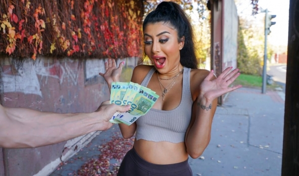 Снял горячую туристку на улице за евро: жгучий трах в HD порно!