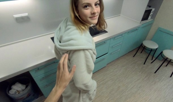 Пока родители спят ночью, брат жестко ебет сеструху на кухне — топ HD инцест!