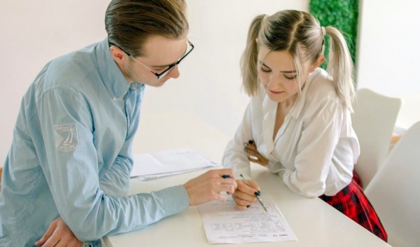 Парень жестко трахает русскую студентку и учит на экзамен! Горячая HD порнуха