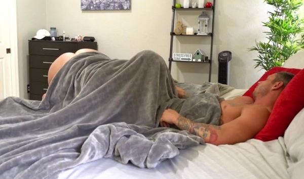 Горячая мачеха отсосала спящему пасынку и получила возбужденный член друга в роскошную манду! Топ HD порнуха