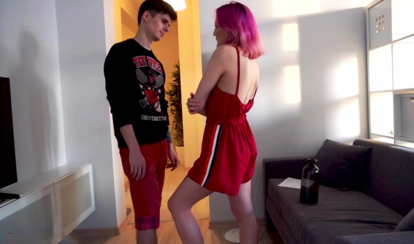 Страстно трахает горячую соседку-красавицу по обоюдному желанию! Топ порнуха HD