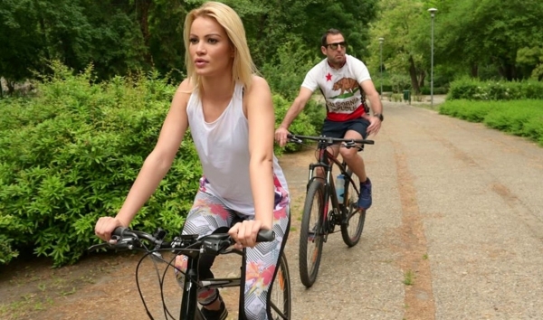 Блондинка флиртует с одним, а страстно трахается с пикапером! Лучшая HD порнуха