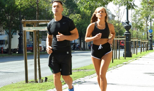 Зарубежный ухажер рвёт русскую подругу в тугую жопу! Лучший HD анал