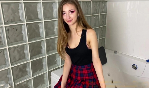 Москвич запер туалет и жёстко отымел пьяную пизденку девушки друга! Топ HD порно