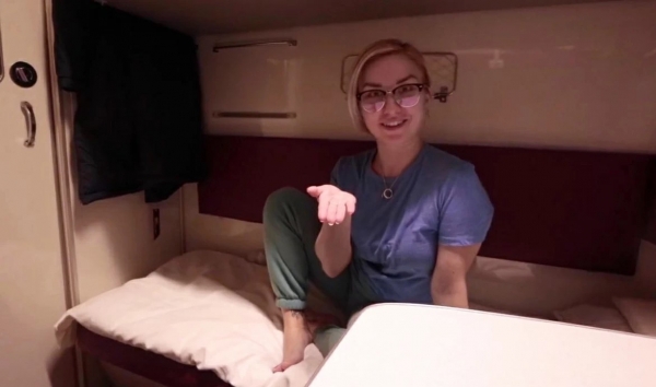 Соблазнил горячую красотку в купе поезда — дикий трах в лучшем HD порно!