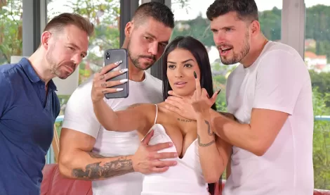 Грудастая шлюшка отдалась троим фанатам во все дырочки для бывшего! Жесткий HD тройничок