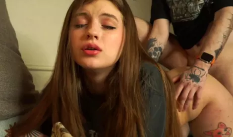 Муж рвет жену в тугую жопу на камеру! Жесткий домашний анал HD