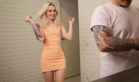 Готовлю ужин — трахаю подругу жены на кухне! Горячая измена в HD порно