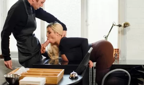 Вместо кофе милфа жадно отсосала огромный хуй! Лучшая HD порнуха