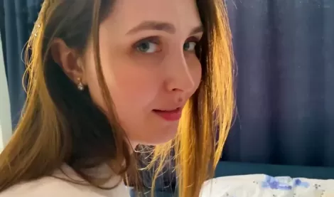 Мачеха лихо трахает брошенного друзьями пасынка! Горячее HD порно мачехи