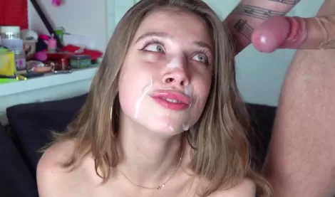 Жестко ебет русскую блядь в домашнем порно! Сперма заливает лицо - лучшая HD порнуха