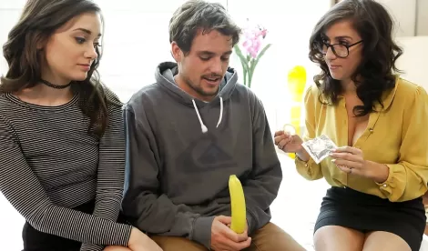 Горячая мамочка учит пасынка презерватив натягивать и подругу ебать — сама вписалась в их тройничок! HD порно