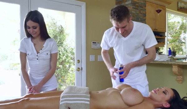 Просила нежный массаж, а получила огромный хуй в мокрую пизду! Русская озвучка HD