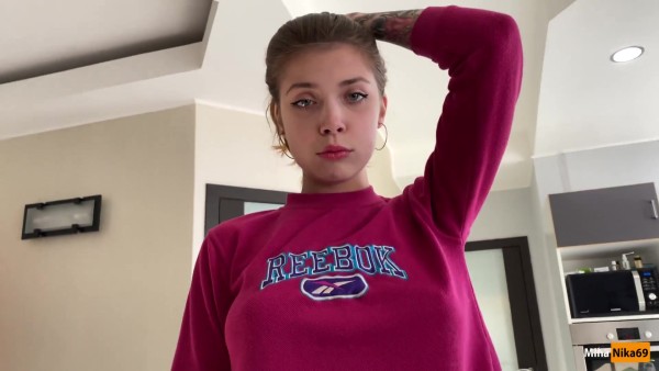 Сестра рылась по квартире за резинкой для волос и схватила огромный хуй брата! Топ HD порно