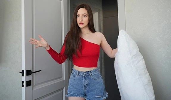 Сестра ночует в моей постели: жадно сосет член и трахается как богиня! Топ HD порнуха