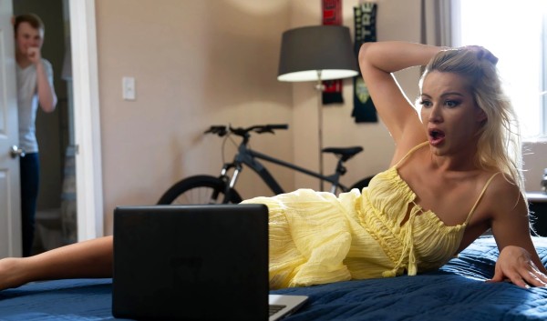 Горячая мачеха возбудилась от порно на ноуте и жадно отдалась пасынку в анал! HD