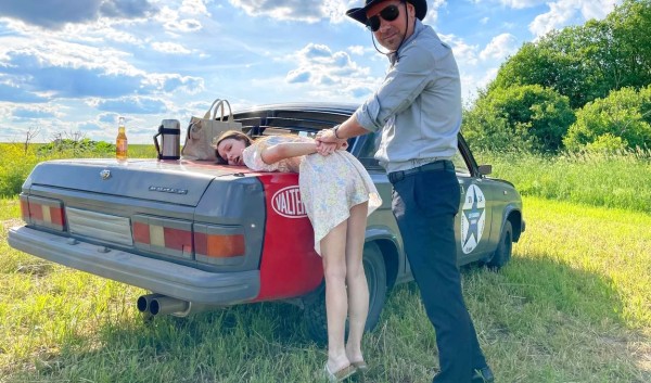 Среди полей жестко дрючит в анал сочную русскую деревенскую путану! Лучшая HD порнуха