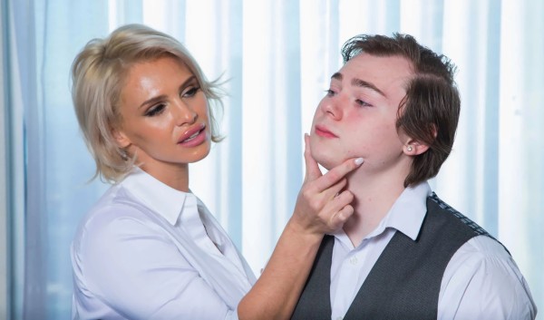 Зрелая милфа соблазняет ученика на запретный секс – шокирующие последствия! HD порно