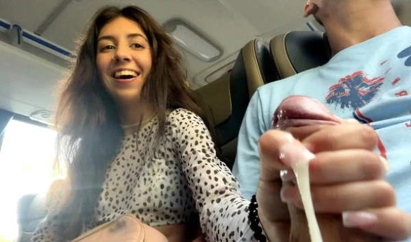 Русская красотка Катя дрочит член парню на публике до обильного фонтана спермы! Горячее HD порно