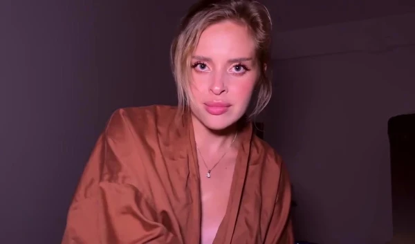 Мачеха подсматривает в душе за твердым членом пасынка и ночью прыгает на него! HD порно