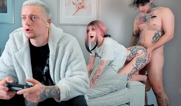 Пока друг дрочит на приставку, я жарю его сочную шлюшку! Вкусная помощь ближнему в HD