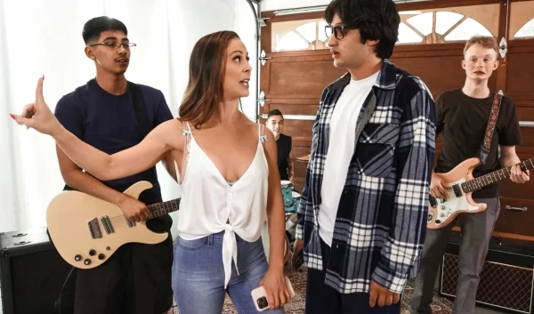 Мамка vs панк-группа: жёсткий трах за цензуру, дикая групповуха за творчество, сперма на лицо в HD!