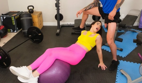 Скучающая брюнетка в зале оживляется огромным членом новичка: анальный экстаз вместо кардио! HD порно