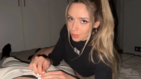 Пока все смотрят кино — тайный кремпай в её киску! Лучшая HD порнуха