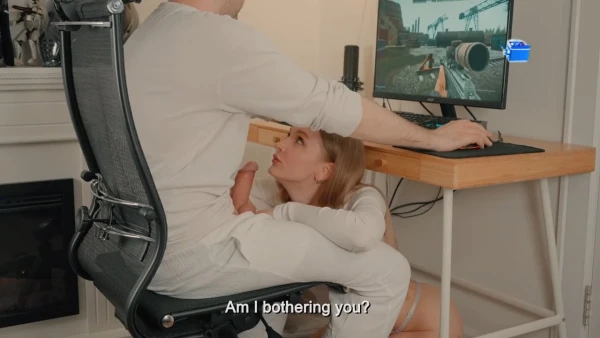 Эпический гейминг: сочный минет под столом, пока хедшоты разлетаются! Топ HD порно