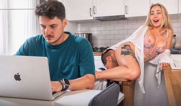 Пока муж за компом пашет, сантехник сзади ебет жену! Русская измена в HD порно