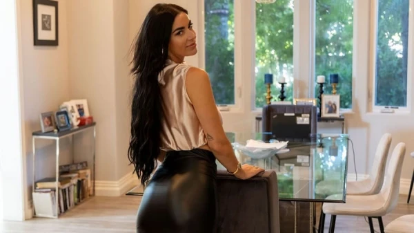 Горячая брюнетка с длинными ножками и волосами празднует сделку — секс в попу в пустом особняке! (Порно с русским переводом) — Лучшая порнуха в HD — Бесплатная порнуха