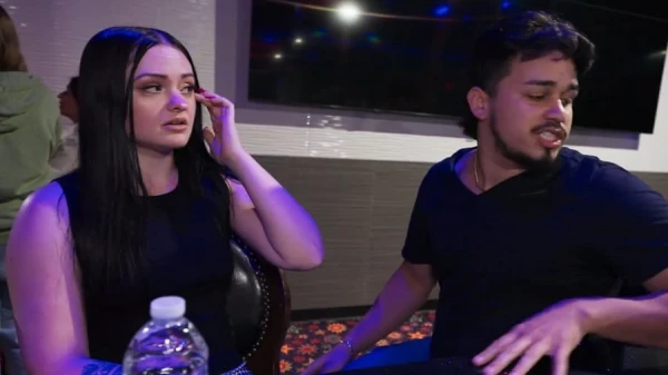 Пьяная изменщица в клубе: сосет хуй и ебется в туалете, пока парень ищет у бара! Русское порно HD с озвучкой