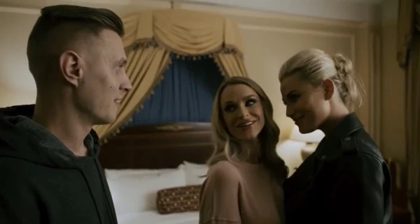 Парочка вместо такси получила ЖМЖ в отеле: блондинка лижет пизду и берёт хуй в обе дыры, а в конце мочит обеих с русским переводом! — Лучшая порнуха в HD — Бесплатная порнуха