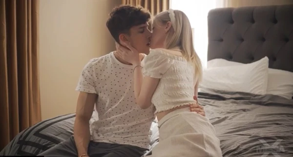 «Я готова, брат!» — поцелуй перерос в инцест: сестра стонет когда брат нежно целует и кончает, когда трахает членом ее киску! — Лучшая порнуха в HD