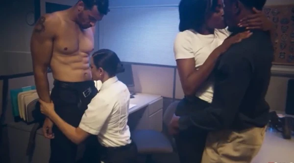 Красотки-полицейские дают во все дыры прокурору и копу в участке: спермой залили, чтоб не сесть!