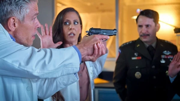 Инопланетянка-МИЛФ спасает Землю, трахаясь с тремя учеными в групповухе! HD порно с русским переводом