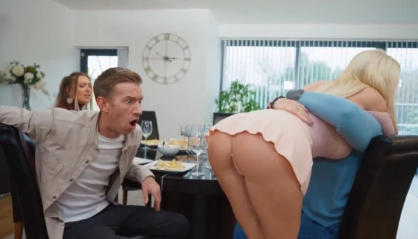 «Твоя подружка никогда не узнает…» — блондинка в прозрачном топе сосёт и отдаётся раком, кончая от измены на семейном ужине! (Рус перевод) — Лучшая порнуха в HD